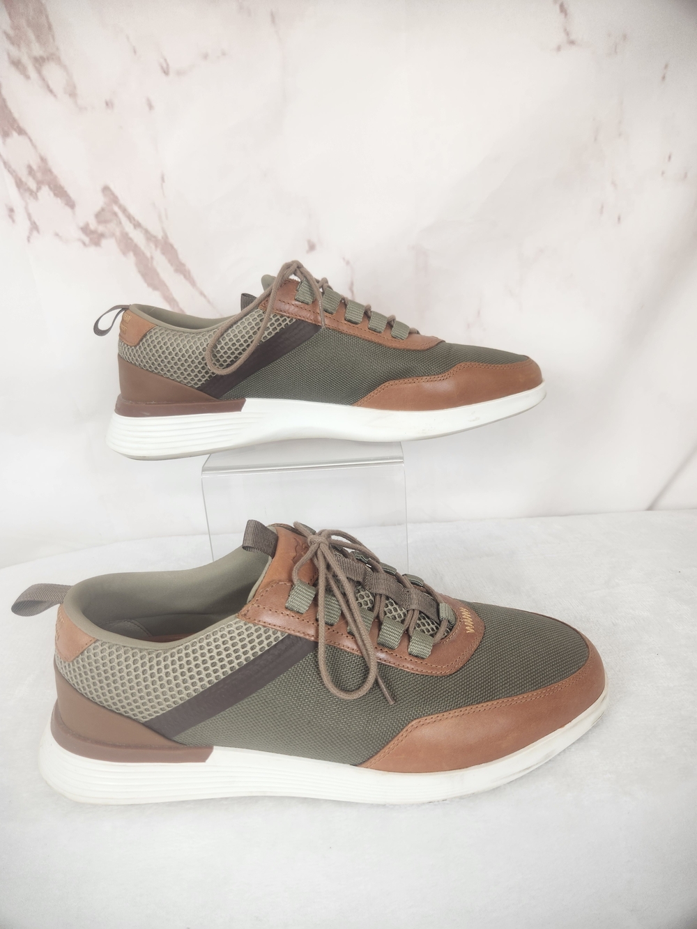*Like New* Unisex Wolf & Shepherd Crossover Victory Trainer